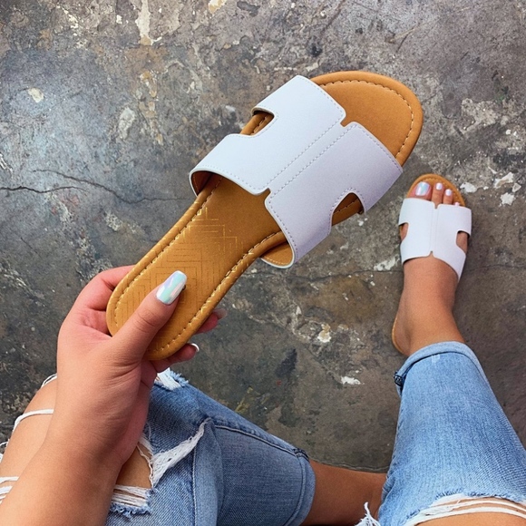 Four Hearts Boutique Shoes - LAST SIZE 6 📣 White H Band Slides